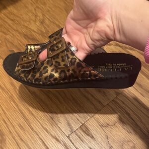 La Plume Women's Jen Leopard Print Sandals
